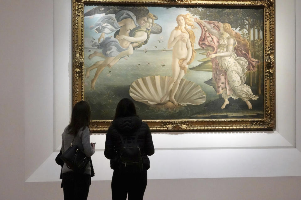 Dos visitantes admiran la obra maestra “El nacimiento de Venus” creada por Sandro Botticelli en el s XV en el museo Galería Uffizi que reabrió tras meses cerrado por la pandemia de COVID-19 en Florencia, Italia, el jueves 21 de enero de 2021. (Foto Pietro Masini/LaPresse via AP)