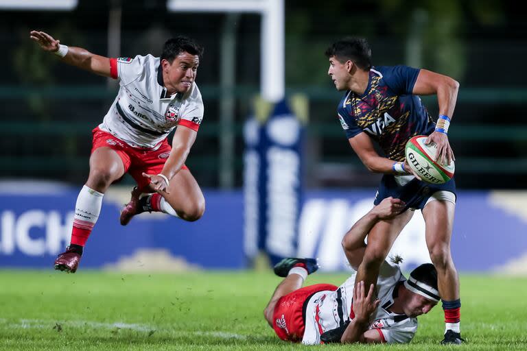 Simón Benítez Cruz fue cazado y debe arreglárselas para pasar la pelota entre el trackle y una extraña marca con salto; no hubo problemas para Pampas, que apabulló a Selknam con un 54 a 0 en el Super Rugby Americas.