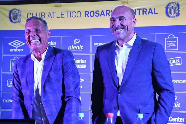 Miguel Ángel Russo con Gonzalo Belloso, cuando fue presentado como el nuevo DT de Rosario Central