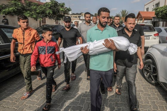 A man carries the body of his 3-year-old son, Amir Qanan, who was killed in an Israeli airstrike on their home in Khan Yunis, Gaza, on 10 Oct. 10, 2023.<span class="copyright">Abed Rahim Khatib—picture-alliance/dpa/AP</span>