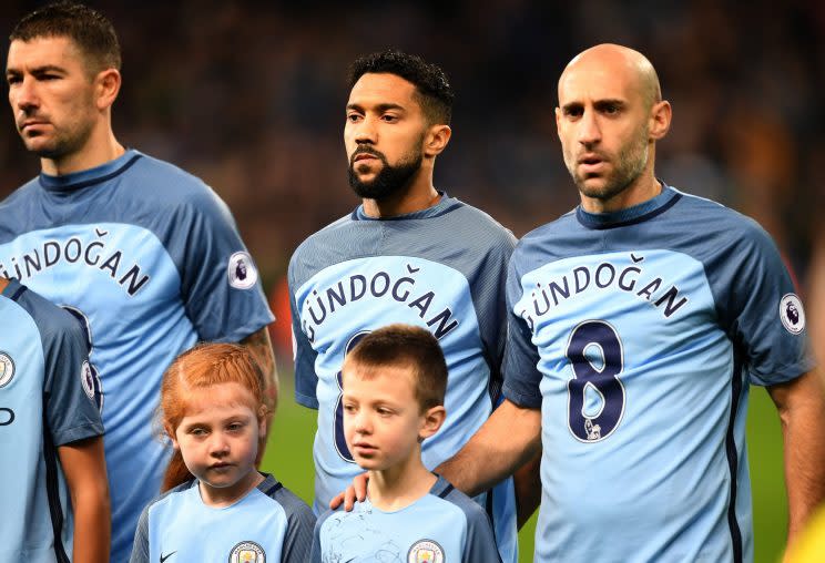 Jugadores del Manchester City apoyan a su compañero Ilkay Gundogan tras su lesión (Foto: Getty Images / Michael Regan)