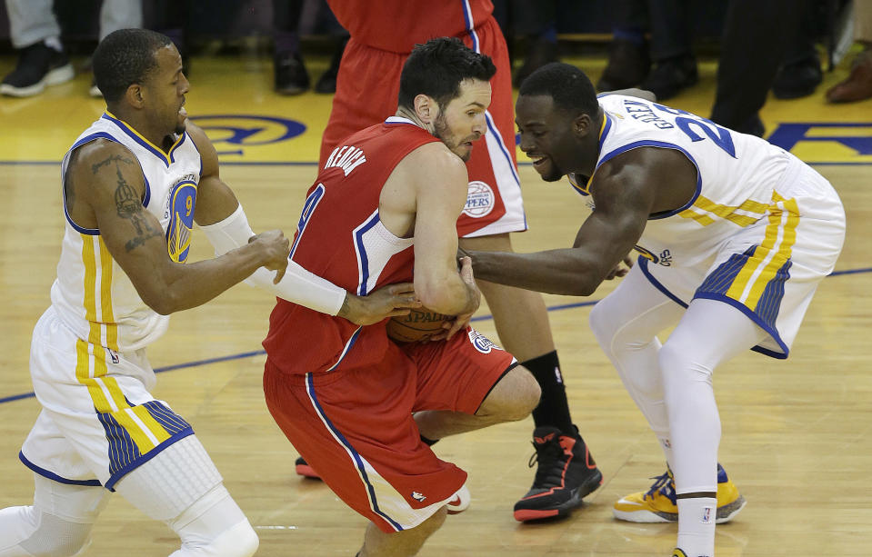 Los Angeles Clippers guard J.J. Redick, center, drives between Golden State Warriors small forwards Andre Iguodala, left, and Draymond Green during the first quarter of Game 6 of an opening-round NBA basketball playoff series in Oakland, Calif., Thursday, May 1, 2014. (AP Photo/Jeff Chiu)