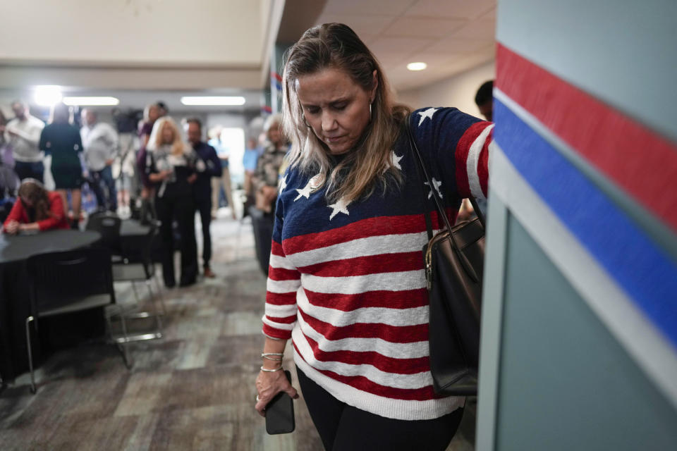 Una mujer inclina la cabeza durante una oración en una reunión de opositores al derecho al aborto en el Centro para la Virtud Cristiana, el martes 7 de noviembre de 2023, en Columbus, Ohio. (AP Foto/Carolyn Kaster)