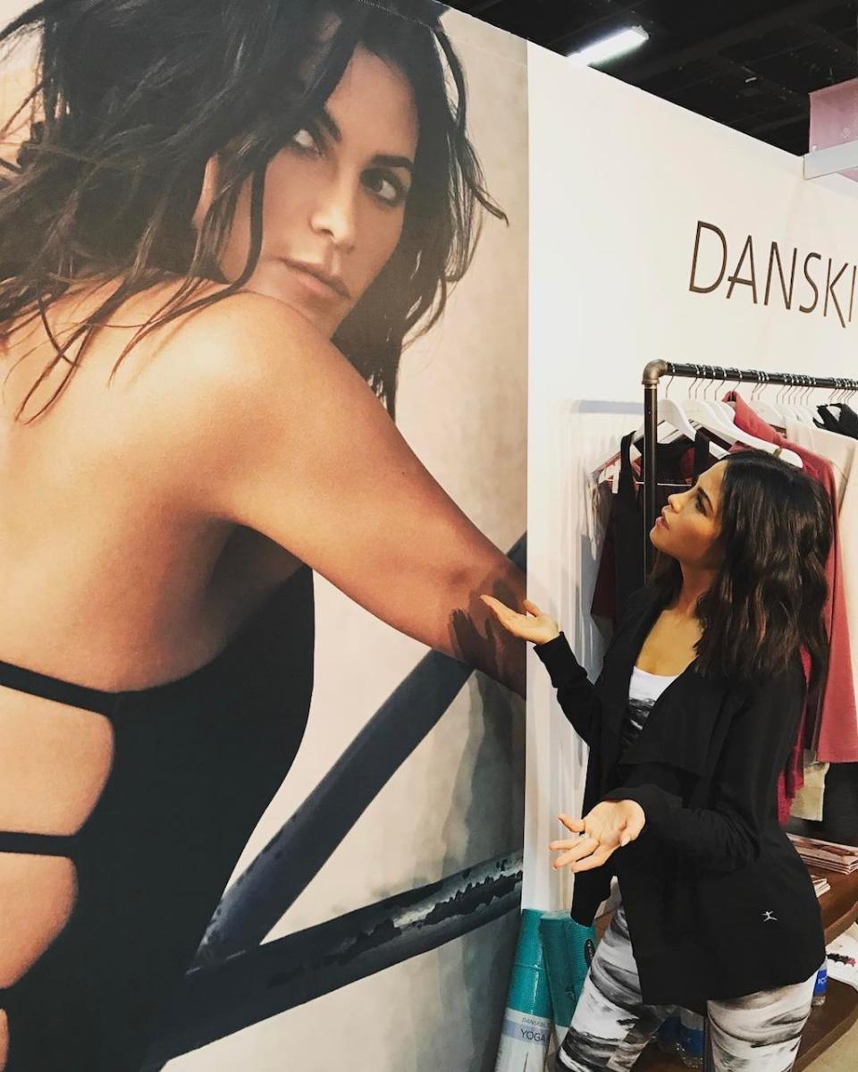 Jenna Dewan poses with herself