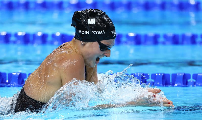 Summer McIntosh, de Canadá, en acción durante la final de los 400m combinado individuales femeninos en los Juegos Olímpicos de París 2024, en la piscina de la Defense Arena, Nanterre, Francia