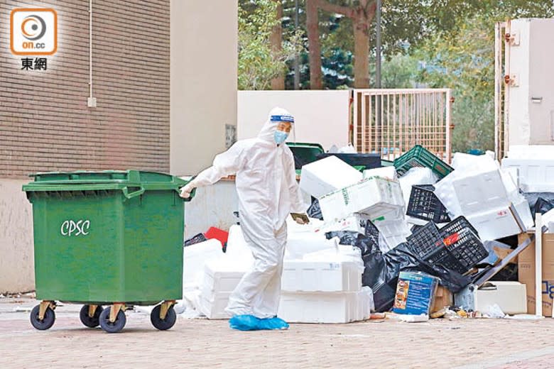 葵涌邨圍封後居民對清潔消毒的需求日增，有人因而設局。