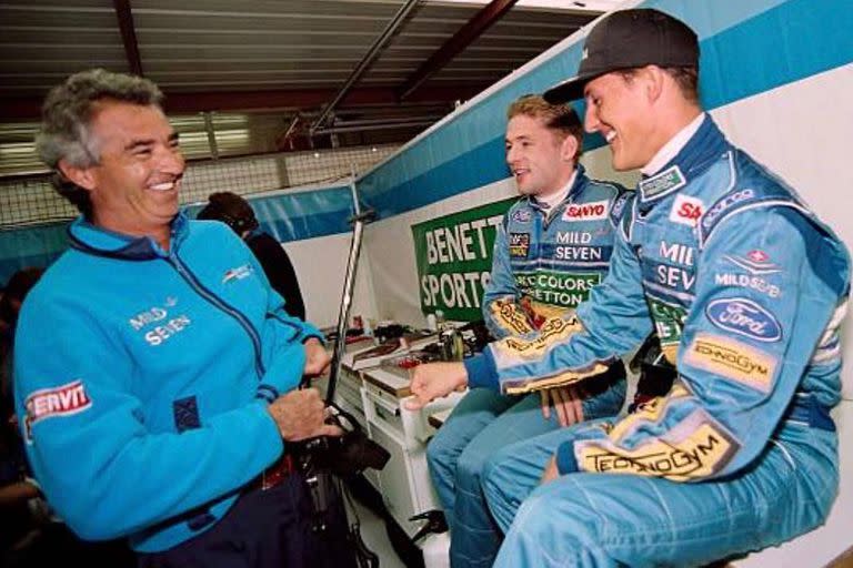 Flavio Briatore dialoga con Michael Schumacher, con Jos Verstappen como testigo; la temporada debut en Benetton, en 1994, dinamitó el potencial de Jos en la Fórmula 1