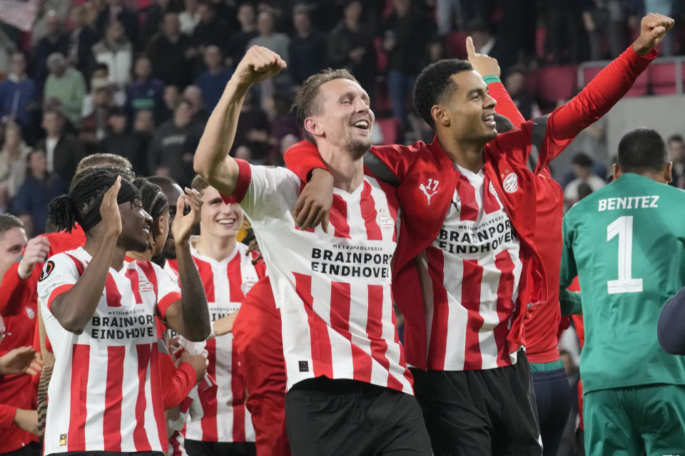 Luuk de Jong, del PSV Eindhoven, festeja con sus compañeros la victoria sobre Arsenal en la Liga Europa, el jueves 27 de octubre de 2022 (AP Foto/Peter Dejong)