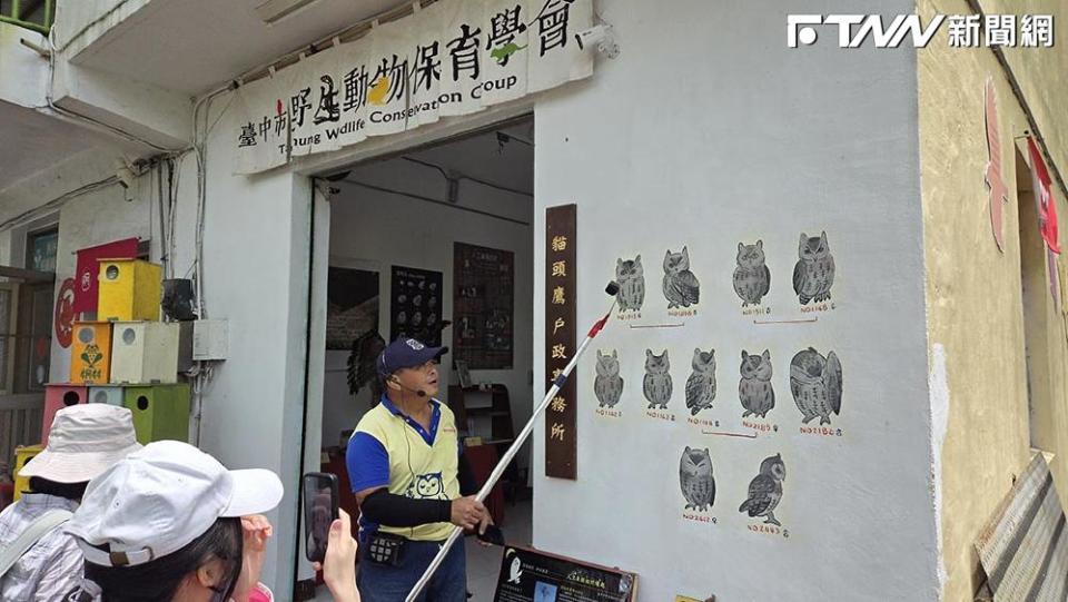 「貓頭鷹爸爸」江榮富理事長介紹桐林社區復育貓頭鷹工作，追縱調查記錄的編號成果。