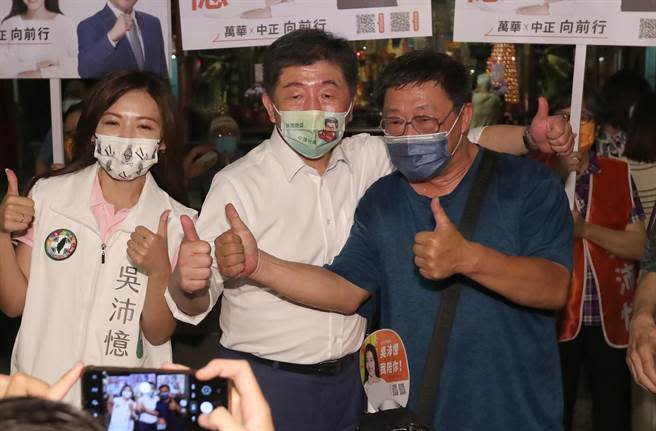 民進黨台北市長參選人陳時中今晚到艋舺清水巖祖師廟出席見面會。（鄭任南攝）