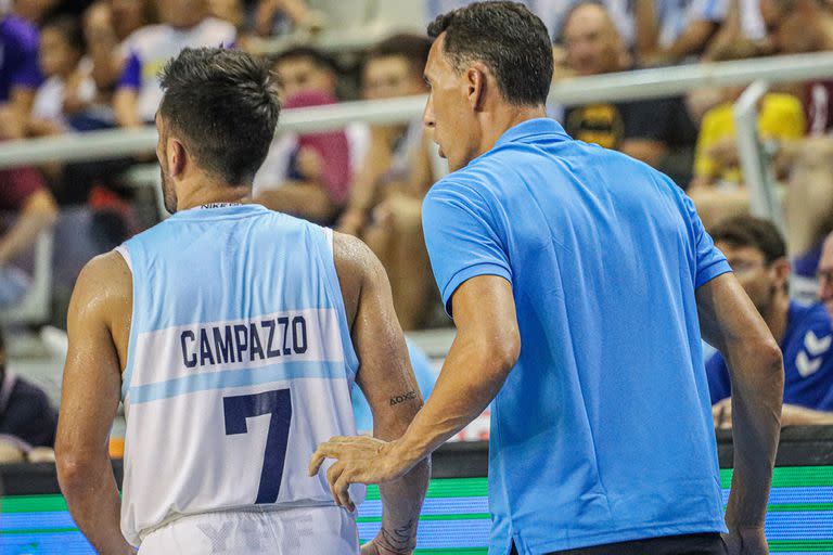 Pablo Prigioni, técnico de la selección de básquet, junto a Facundo Campazzo, la figura del equipo