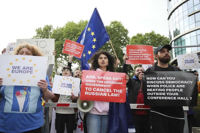 Manifestantes fuera del Biltmore Hotel en Tbilisi, Friday, May 3, 2024.