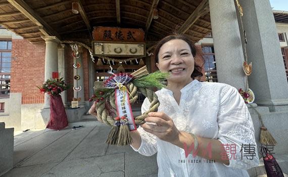 （觀傳媒高屏新聞）【記者宋德威、陳佩琪／高雄報導】高雄武德殿於1924年7月19日落成，今(2024)年適逢古蹟落成百年，高雄市政府文化局副局長簡美玲偕同日本劍聖宮本武藏第十一代宗家(傳人)陳信寰、高雄市議員張博洋、湯詠瑜、立法委員黃捷服務處代表、鼓山區惠安里洪進成里長等貴賓，手持象徵避邪祈福的注連繩，齊聲高喊「武德殿一百歲生日快樂」中，共同為這座風華古蹟過百歲生日。