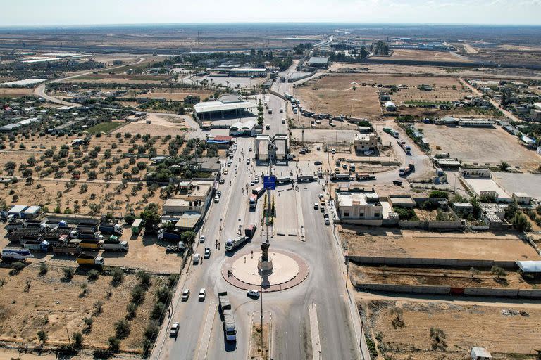 Camiones de ayuda humanitaria cruzando hacia el lado palestino del cruce fronterizo de Rafah con la provincia de Sinaí del Norte, en el nordeste de Egipto. (Belal Al SABBAGH / AFP)