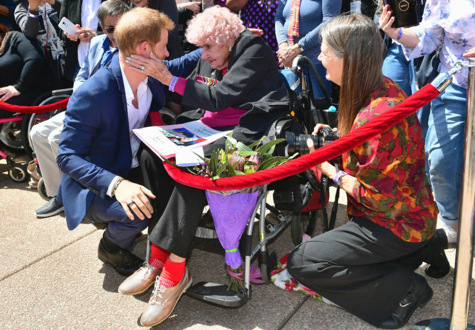 El príncipe Harry saluda emotivamente por tercera vez a lo largo de sus visitas a SYDNEY, AUSTRALIA a Daphne Dunne. (Photo by Samir Hussein/Samir Hussein / WireImage)