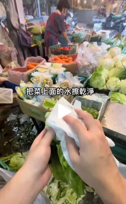 網友拿出衛生紙把菜上面的水漬擦乾來減輕重量。（圖／翻攝自TikTok＠wille_wang）