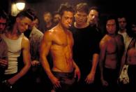 Das Tier in dir: Tyler Durden (Brad Pitt) macht aus einem gutmütigen Versicherungsvertreter einen schlagkräftigen Aussteiger. Im gemeinsamen "Fight Club" prügeln sie munter auf sich und andere ein - und brechen mit all den Konventionen und Regeln, die die Gesellschaft für sie unerträglich macht. Inklusive einer faustdicken Überraschung am Ende. (Bild: Kinowelt)