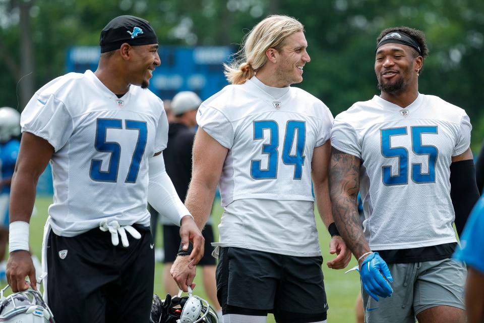 De izquierda a derecha, el apoyador de los Detroit Lions, Anthony Pittman (57), habla con el apoyador Alex Anzalone (34), el apoyador Derrick Barnes (55) durante un minicampamento en la sede y las instalaciones de entrenamiento de los Detroit Lions en Allen Park el martes 6 de junio de 2023.