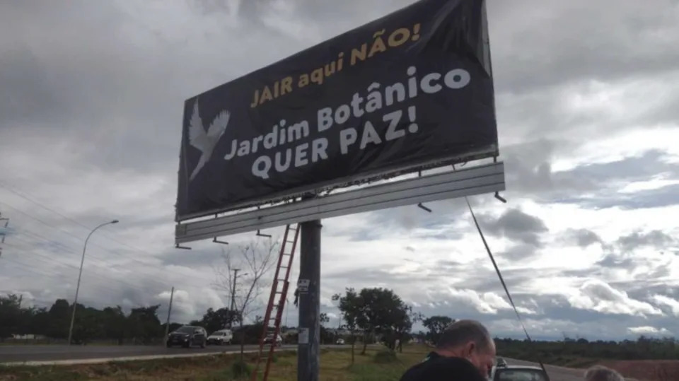 Outdoor contra a poss&#xed;vel mudan&#xe7;a de Bolsonaro para o residencial no DF amanheceu destru&#xed;do e depredado. (Foto: Reprodu&#xe7;&#xe3;o)