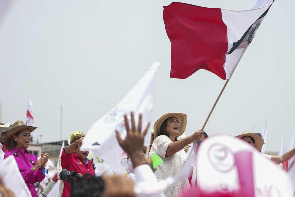 La candidata presidencial opositora Xóchitl Gálvez ondea una bandera mexicana en un acto de campaña en Los Reyes la Paz a las afueras de Ciudad de México, el miércoles 29 de mayo de 2024. Las elecciones son el domingo 2 de junio. (AP Foto/Fernando Llano)