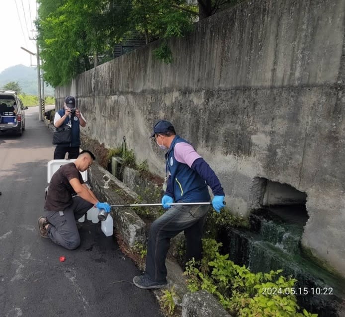 督察人員進行繞流廢水採樣（圖：環境部環管署）