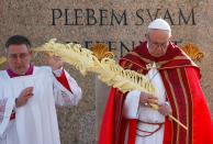 <p>Papst Franziskus hält auf der Palmsonntagsmesse am Petersplatz einen Palmwedel. (Bild: REUTERS/Tony Gentile) </p>