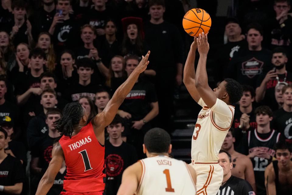 Texas Longhorns guard Max Abmas (3) shoots the go-ahead basket for the win with eight seconds remaining against the Bearcats. Texas would hang on 74-73 Tuesday night.