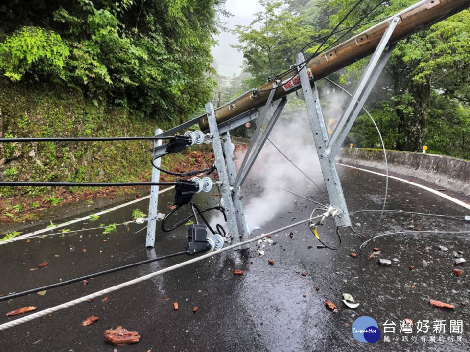 台8線106k大禹嶺路段樹木及電桿倒塌，造成道路雙向阻斷。