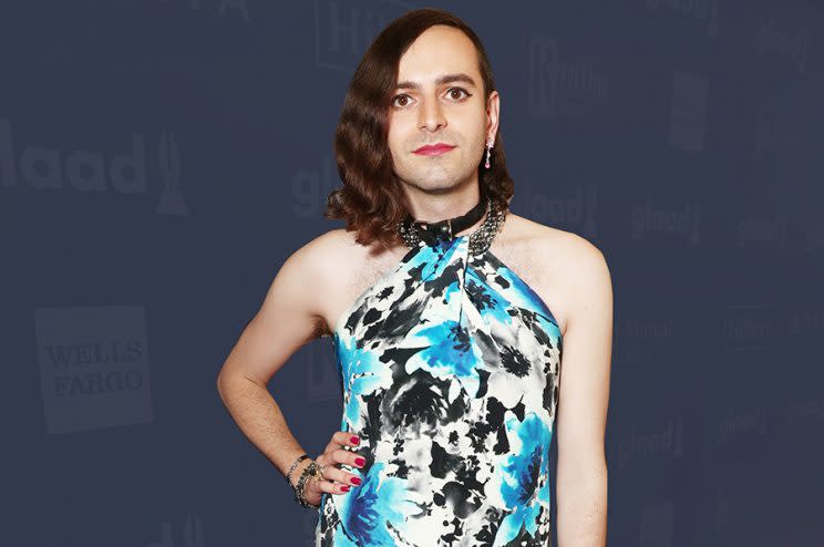 Gender-nonbinary actress poses on a red carpet