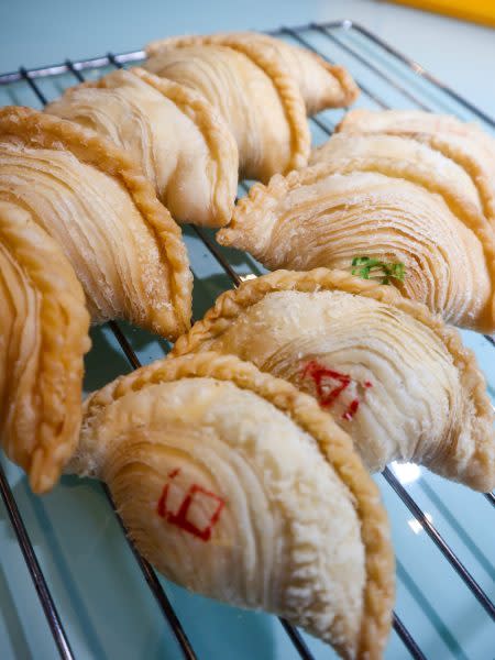 J2 FAMOUS CRISPY CURRY PUFF - 7 Maxwell Rd, Singapore, Singapore