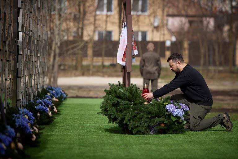El presidente de Ucrania, Volodimir Zelensky, rinde homenaje a la memoria de las víctimas de la ocupación rusa en un memorial en la ciudad de Bucha el 31 de marzo de 2024. 
