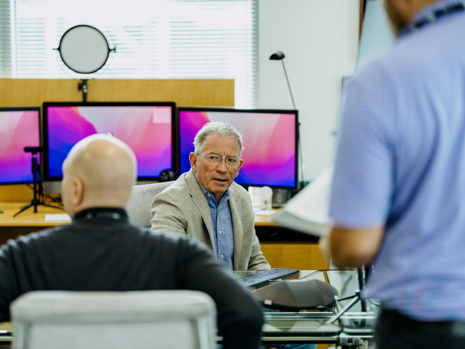 El director Tom Siebel en C3 AI, una de las pocas empresas grandes de Silicon Valley que han ordenado que los empleados regresen a la oficina de tiempo completo, en Redwood City, California, el 3 de junio de 2022. (Aaron Wojack/The New York Times).
