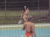 … lässt den Sommer natürlich auch nicht ohne regelmäßige „Bikinigeschenke“ auf Instagram verstreichen – diesmal in Kombination mit einer schweißtreibenden Partie Tennis. (Bild: Instagram/kimkardashian)