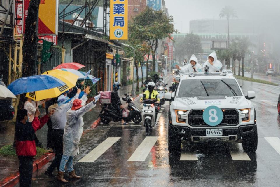 台北市長兼民眾黨主席柯文哲24日陪同無黨籍台北市長候選人黃珊珊進行台北大車掃，首日連掃內湖南港、大安文山、松山信義、中正萬華。（黃珊珊競辦提供）