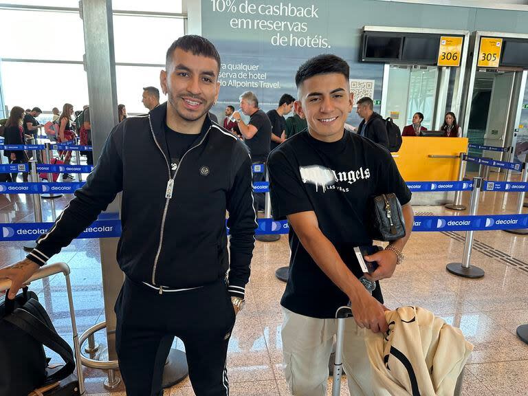 Ángel Correa y Thiago Almada en el aeropuerto de San Pablo, camino a Qatar, para unirse al seleccionado que sería campeón del mundo en 2022.