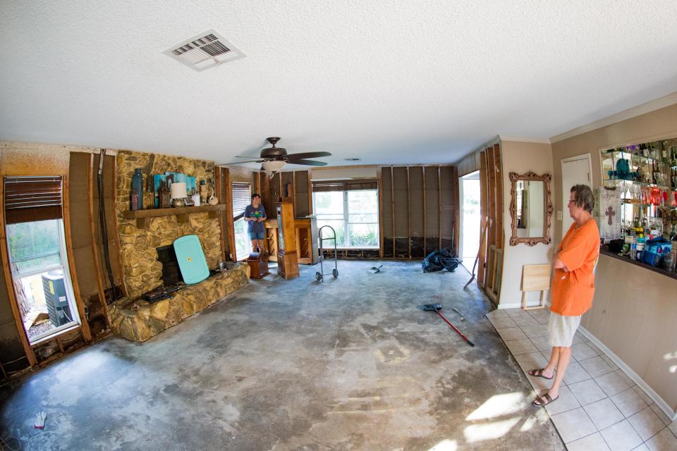 <p>Stacey House in the background talking to her mother Dianne Smith house as they cleanup after Hurricane Harvey, Thursday, August 31, 2017 in Baytown, TX. (Photo: Juan DeLeon/Icon Sportswire via Getty Images) </p>