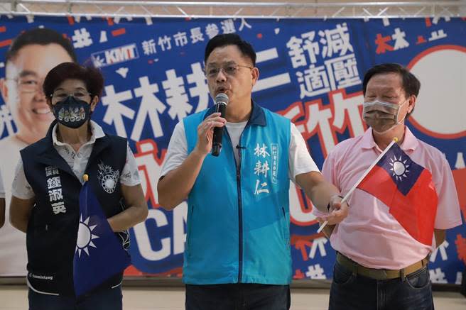 國民黨新竹市長參選人林耕仁（中）批評，市府原本說關埔國小8月將落成，至今仍未完工，工程進度究竟到哪？是否還要追加預算？也要市府交代清楚。（林耕仁團隊提供／王惠慧新竹傳真）