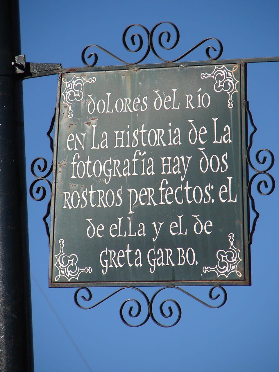 Placa honrando la belleza de Dolores del Río