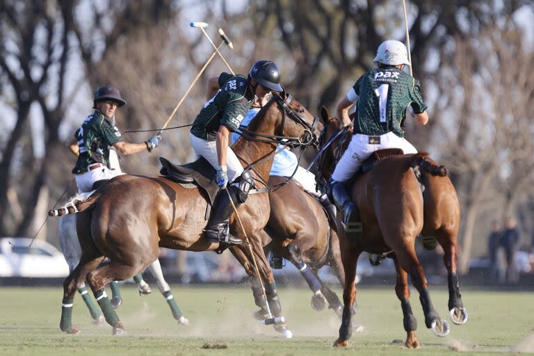 Hilario Ulloa, Tomás Panelo y Polito Pieres en acción durante la victoria de La Hache sobre Cría La Dolfina en el estreno en el Abierto de Hurlingham de este año.