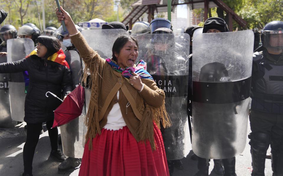 Una simpatizante del expresidente de Bolivia, Evo Morales, lanza proclamas a las afueras del Tribunal Supremo Electoral donde se convocó a un encuentro entre todos los partidos políticos del país para debatir si se suspenden las primarias internas de cada organización en La Paz, Bolivia, el miércoles 10 de julio de 2024. (AP Foto/Juan Karita)