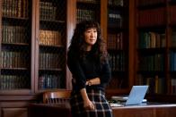 Auf Dr. Ji-Yoon Kim (Sandra Oh) warten große Herausforderungen. Die Englisch-Dozentin übernimmt als erste Woman of Color einen Lehrstuhl an einer berühmten Universität. Ob sie den hohen Erwartungen dort genügen kann, zeigt ab 20. August die Netflixserie "Die Professorin". Als Produzenten mischen die "Game of Thrones"-Showrunner David Benioff und D.B. Weiss mit. (Bild: Netflix / Eliza Morse)