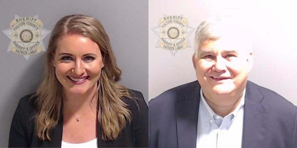 川普競選團隊律師艾里斯（左/Jenna Ellis）和共和黨前喬治亞州主席薛佛（右/David Shafer）在拍攝口卡照中露齒笑。路透社