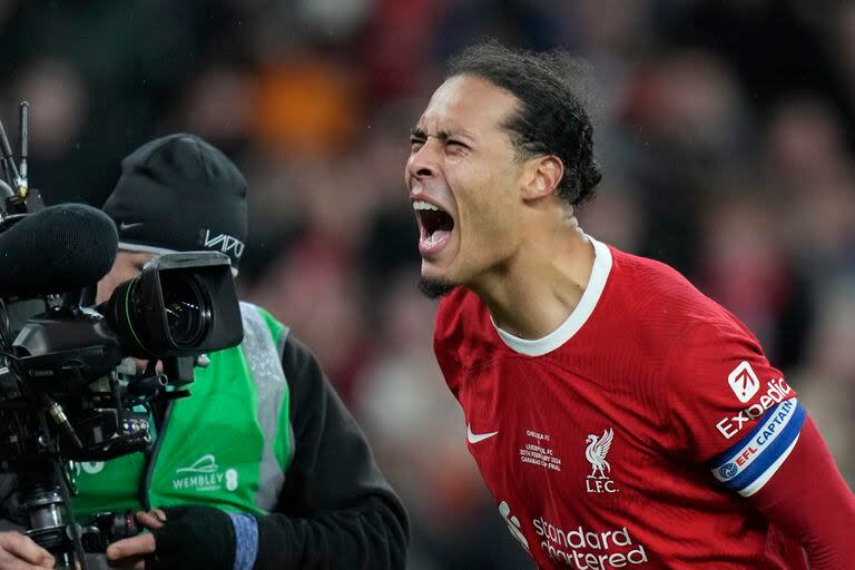 Virgil van Dijk celebra tras anotar el gol que le dio a Liverpool la victoria 1-0 ante Chelsea en la final de la Copa de la Liga inglesa, el domingo 25 de febrero de 2024. (AP Foto/Alastair Grant)