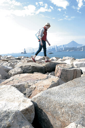 WHITE MOUNTAINEERING vest（$5,000/Lane Crawford）、COSMIC WONDER Light Source border tee（$1,999/I.T）、HARE denim（$849/HARE）、RABEBLUE oxford shoes（$729/RAGEBLUE）、UNIQLO hat（$79/UNIQLO）、SCENE tote bag（$250/ICE FIRE）