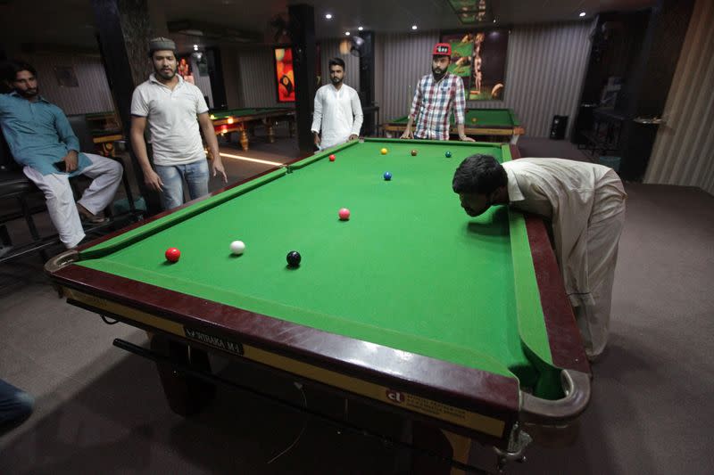 Pakistani born without arms excels in snooker in Samundri,