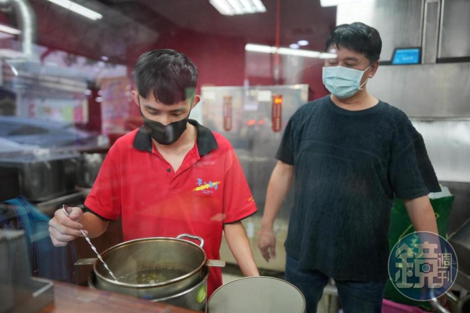 王賢明（右）除了宣布茶飲凍漲，還要幫員工加薪，是當地幸福企業。