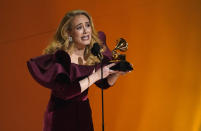 Adele recibe el premio a mejor interpretación pop solista por "Easy On Me" en la 65a entrega anual del Grammy el domingo 5 de febrero de 2023, en Los Angeles. (Foto AP/Chris Pizzello)