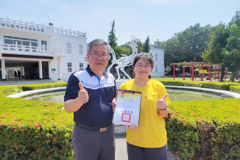 國立臺東女中二年級學生蕭宥(右)榮獲教育部第9屆閩客語文學獎學生組首獎，與校長王垠(左)合影。