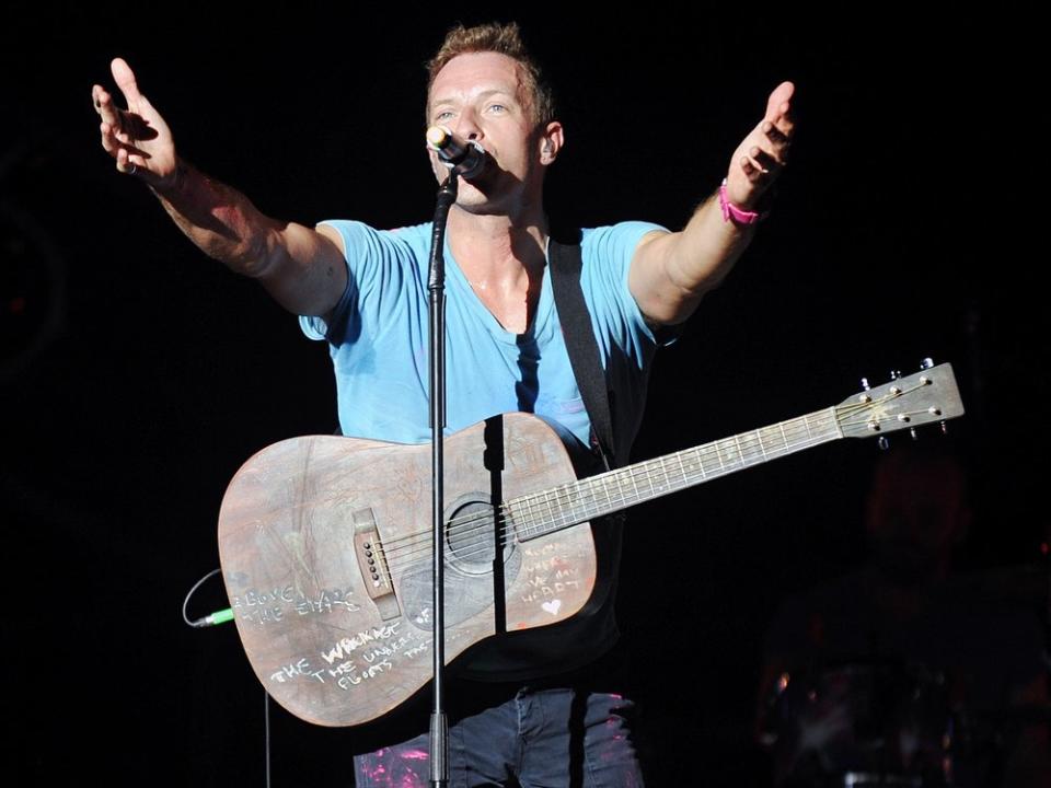 Coldplay-Sänger Chris Martin kommt mit seinen Band-Kollegen auch 2024 viermal nach Deutschland. (Bild: yakub88/Shutterstock.com)