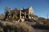 Rhyolite (EUA): é tanto cidade-fantasma quanto cidade-relâmpago: surgiu em 1905, durante a Corrida do Ouro, e em 1920, a população registrada era próxima de zero (Gedstrom/Wikimedia Commons)